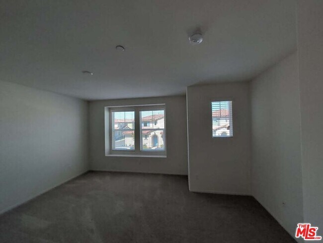 Building Photo - 295 Fuerte Dr