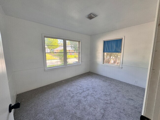 Building Photo - 4 Bedroom Updated Spacious Home!