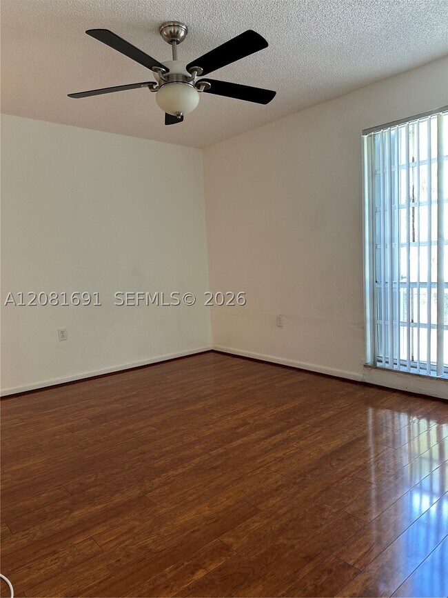 Building Photo - 10818 N Kendall Dr