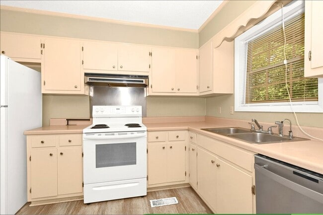 Building Photo - 3 Bedroom, 2 Bath home.
