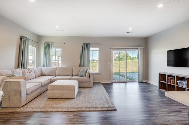 Building Photo - 7905 Pinnacle Point Dr
