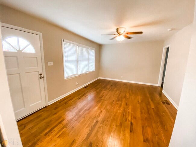 Building Photo - 381 W Candler St