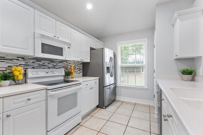 Building Photo - 2521 Heathrow Dr