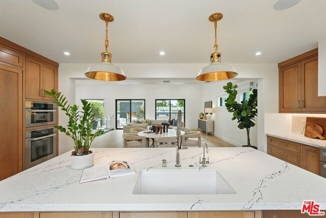 Building Photo - 913-913 1/2 N Beverly Glen Blvd