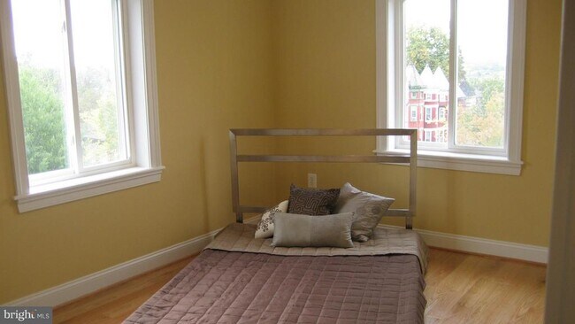 Building Photo - 1901 Lincoln Rd NE