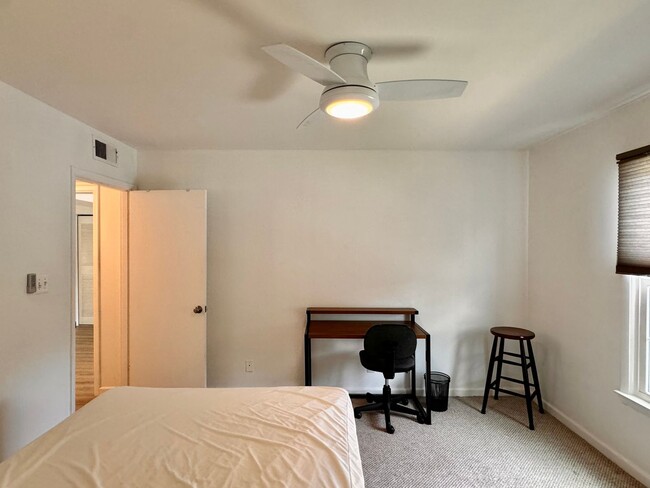 Building Photo - Renovated Condo near Stonefield Shopping! ...