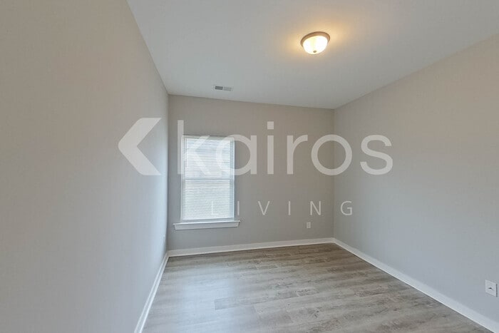 Building Photo - 520 White Oak Cir