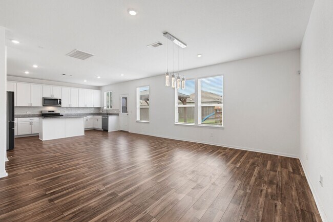 Building Photo - Spacious & Like-New 4-Bedroom Home with Mo...