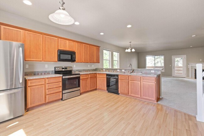 Building Photo - Bright, spacious 3-bdrm/2.5 bath Tigard townhome. Fireplace, balcony, 2-car garage, W/D