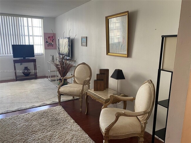 Building Photo - 825 Brickell Bay Dr