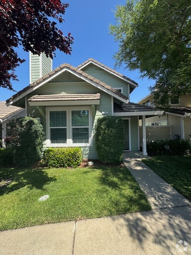 Building Photo - Gorgeous updated gated community unit!