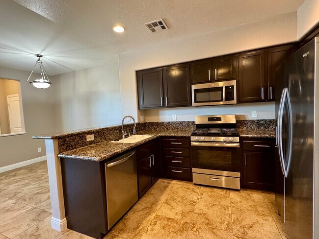 Building Photo - 3 Bed 2.5 Bath plus extra room Townhouse Style Condo / Attached 2 Car Garage