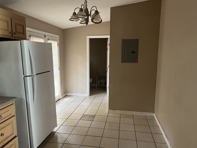 Building Photo - 2709 Edgewood Dr