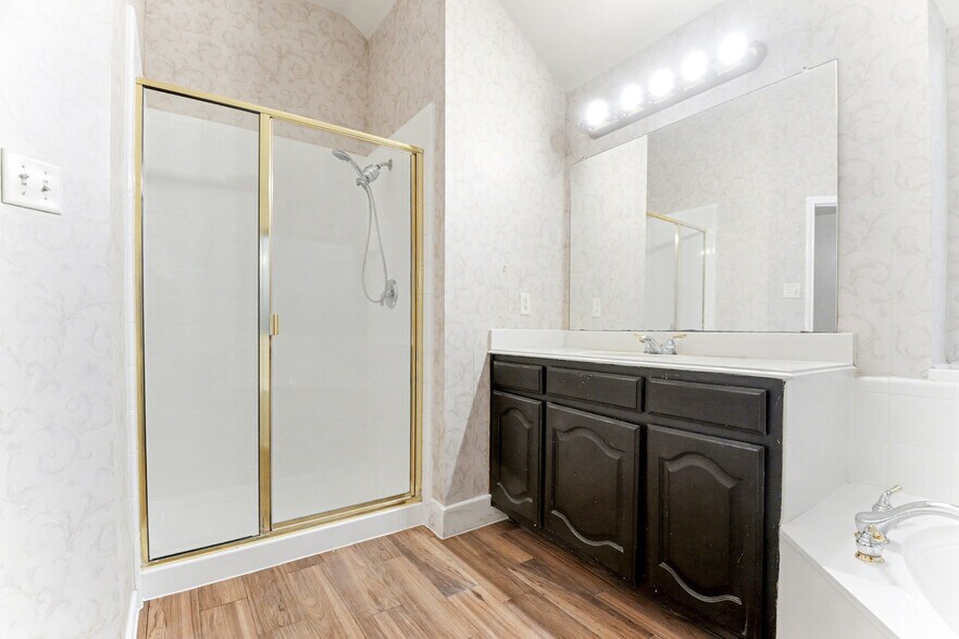 Building Photo - 5474 Golfside Dr