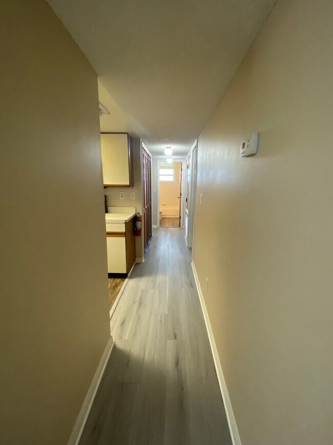Building Photo - Great 3 Bedroom, 2 Bathroom condo in the V...