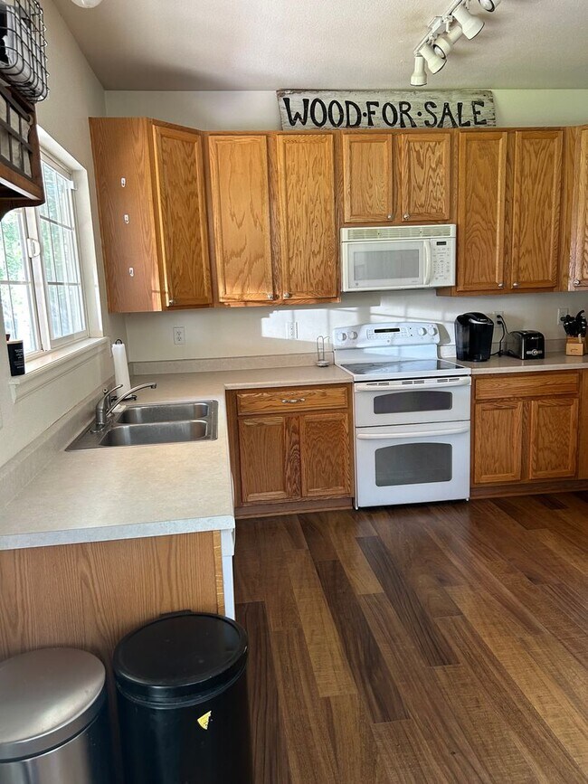 Building Photo - Welcome to your new home!  3 beds, 2.5 bat...