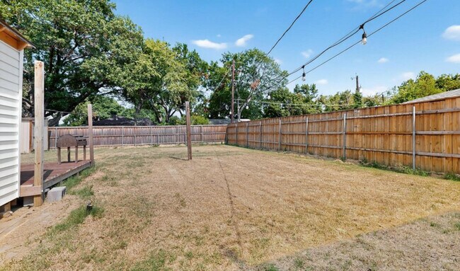 Building Photo - 1900 Hilltop Dr