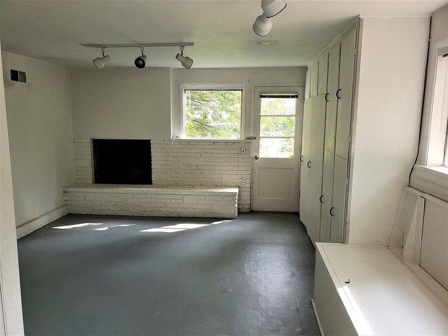 Building Photo - 1435 Bellevue Way SE