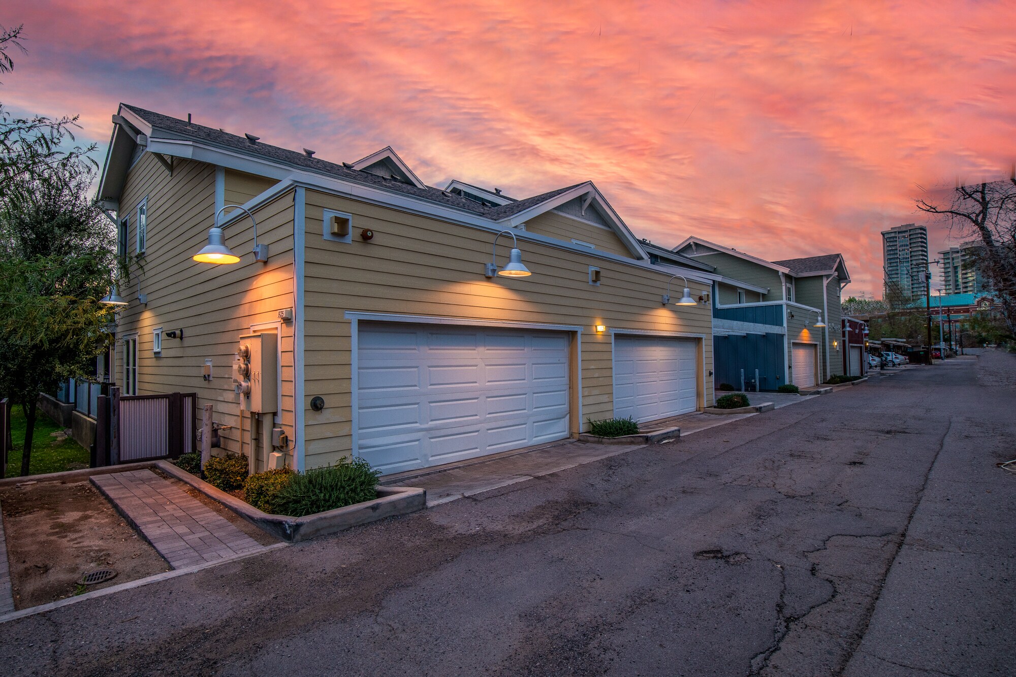 Building Photo - 925 S Ash Ave