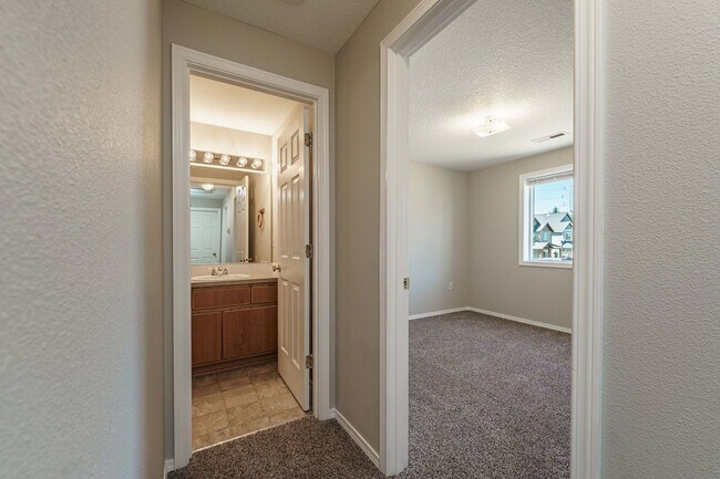 Building Photo - Your Next Home Awaits! 4BR/2.5BA with Fenc...