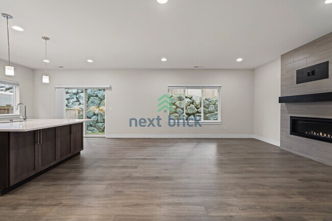 Building Photo - 5 BED & 2.5 BATH SINGLE FAMILY HOUSE FOR RENT