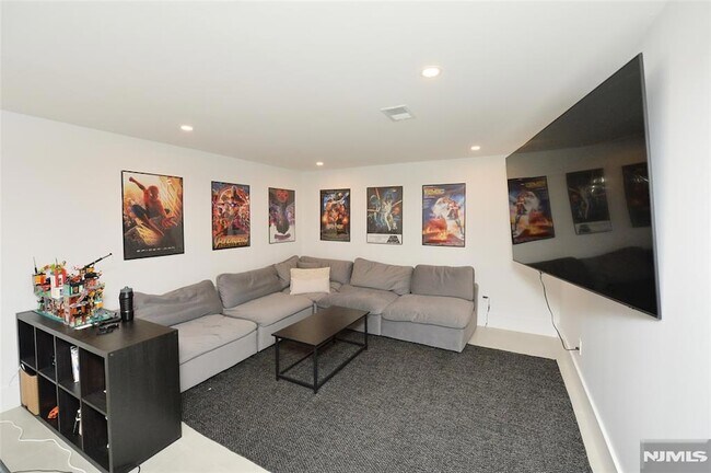 Building Photo - 65 Franklin St