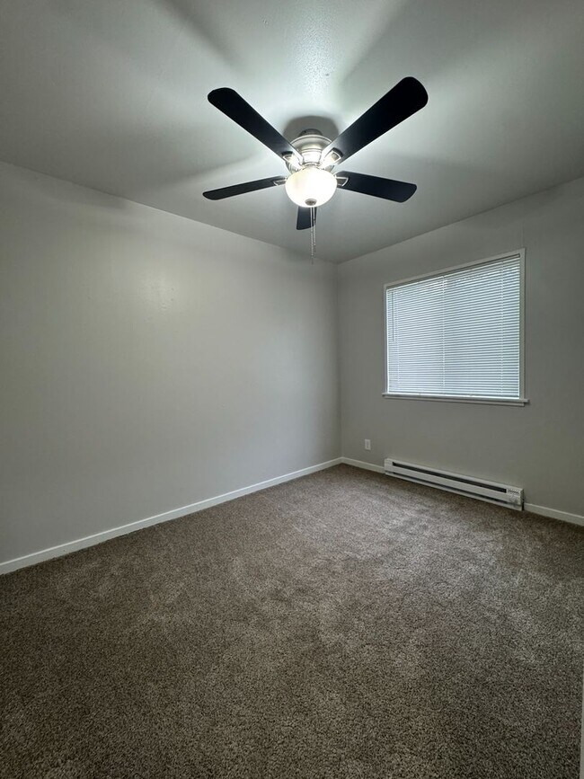 Building Photo - (UNM)  2 bed/1 bath Apartment