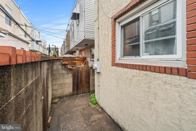 Building Photo - 2336 S Carlisle St