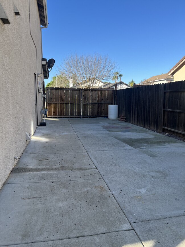 Building Photo - 2177 Stonewater Dr