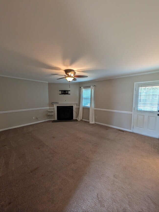 Building Photo - 229 Telford Dr
