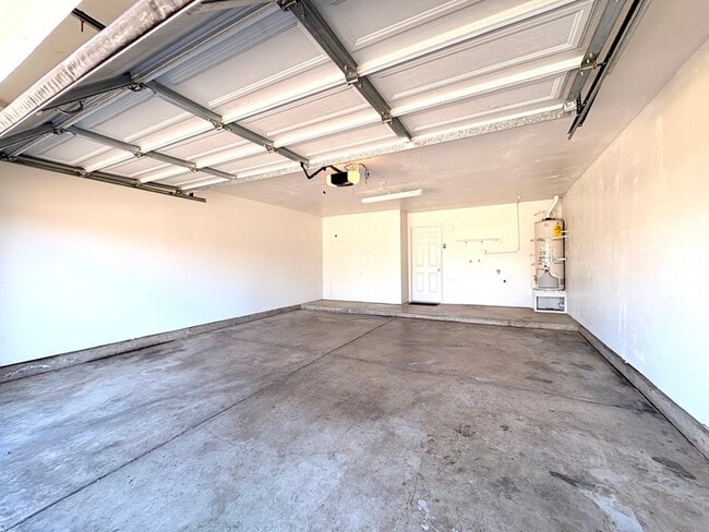 Building Photo - Beautiful 3 Bedroom, 2 full bathroom single story with HUGE backyard! For rent in Sacramento