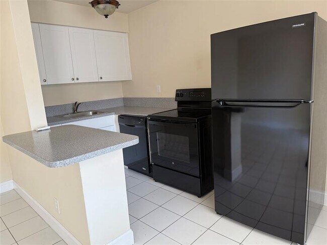 Building Photo - 1219 NE 14th Ave