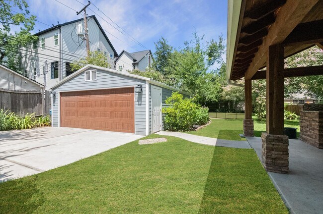 Building Photo - 1320 Woodvine Dr