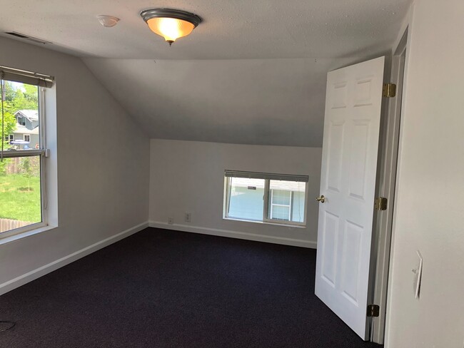 Building Photo - Spacious 4 bedroom 2 bathroom plus office ...