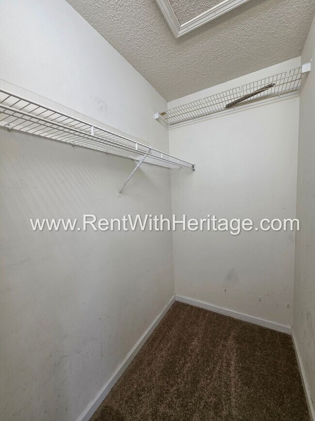 Building Photo - 6322 Hillview Ln