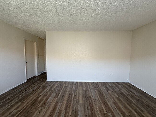 Building Photo - Quail Meadows Upstairs Condo with Easy Access to 101 Frwy/VSFB