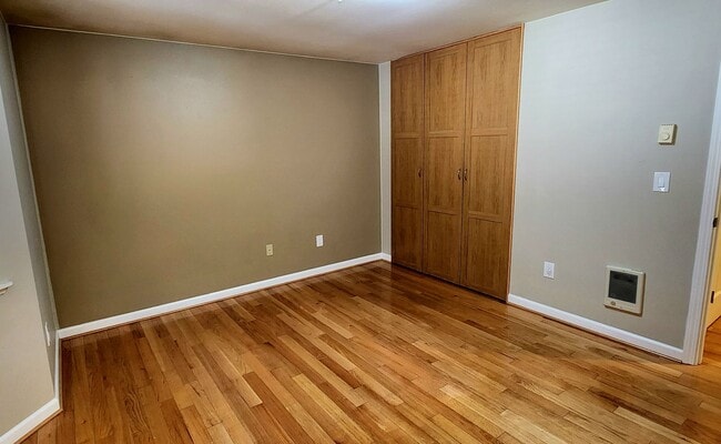 Building Photo - Spacious 2 bedroom Townhome w/ 2 car garage