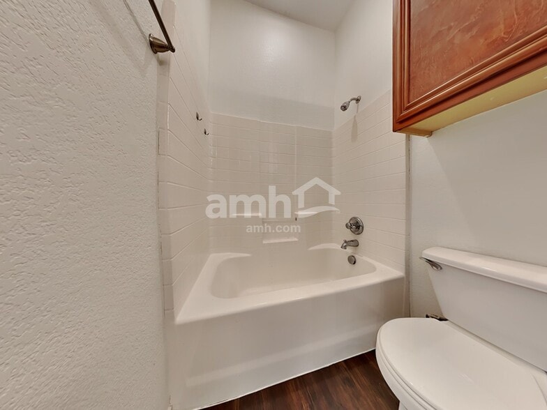 Building Photo - 515 Hampton Ct