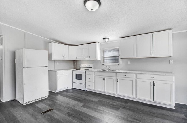 Building Photo - SPACIOUS 3 BR | 2 BA Manufactured Home in Pikeville