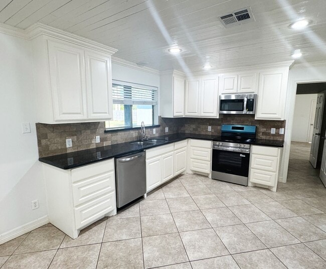 Building Photo - 310 W Pineshadows Dr