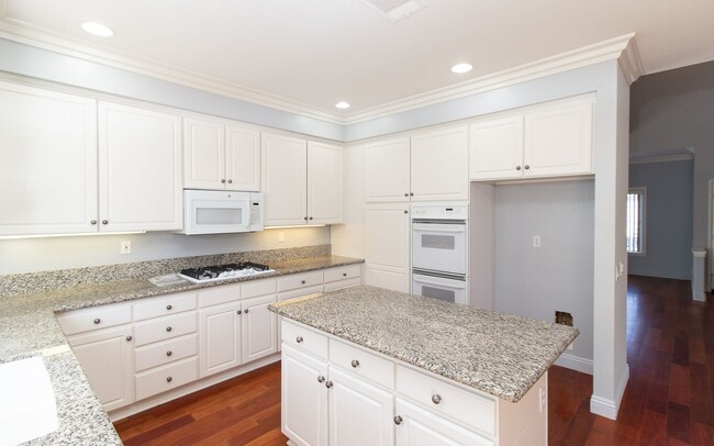 Building Photo - Spacious 6 Bedroom Home With Huge Backyard!