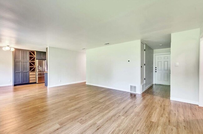 Building Photo - Beautiful 3/2 near Domain