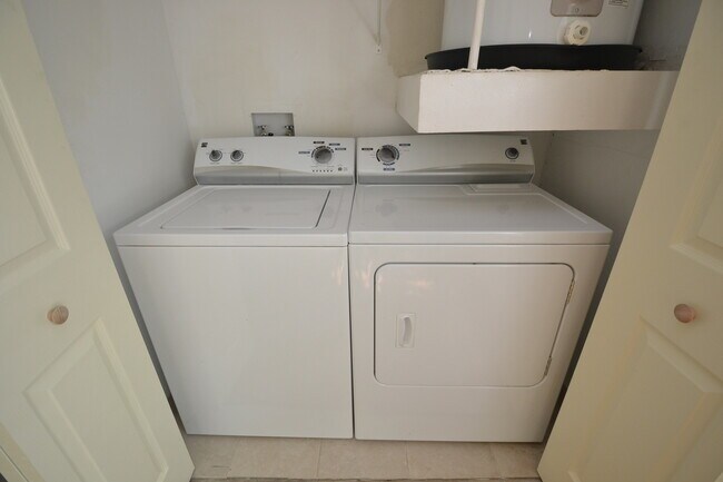 Building Photo - Lovely 1/1 Corner Unit in GATED ~ LAKEFRONT community in Altamonte Springs!