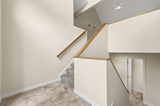 Building Photo - 223 Cottonwood Ln