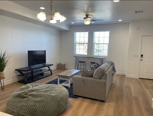 Building Photo - End Unit! 3 Bedroom House for Rent