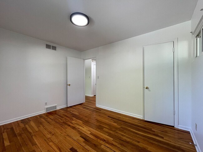 Building Photo - {10105} Charming 2 bedroom + 1 car garage + updated bathroom