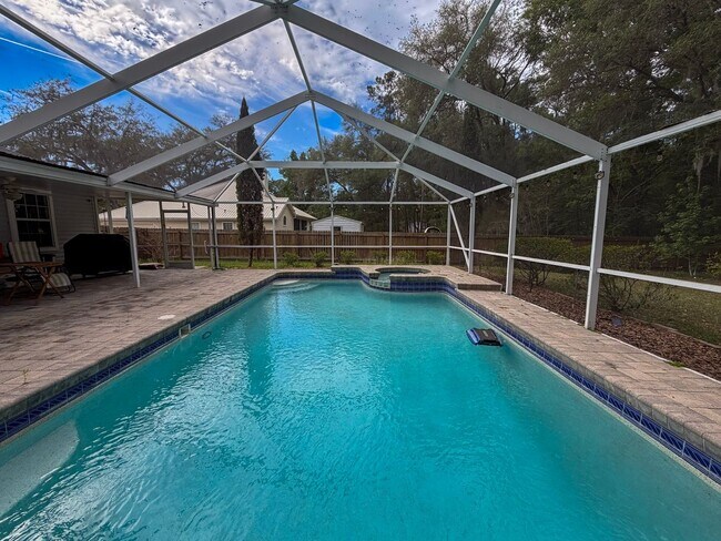 Building Photo - 4BR/2BA POOL home in NW Gainesville!