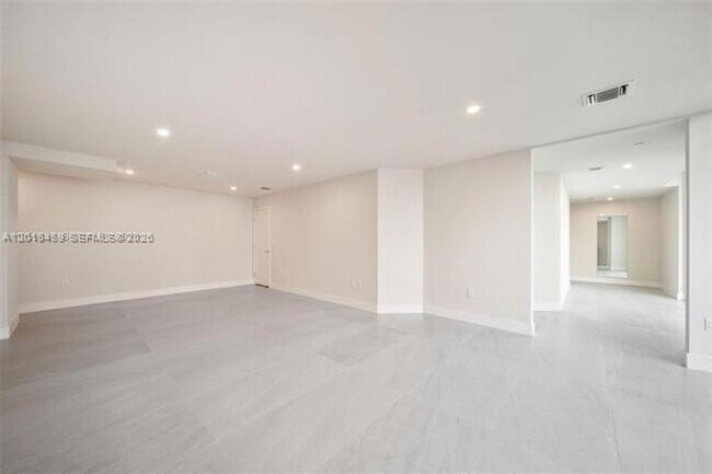 Building Photo - 555 NE 34th St
