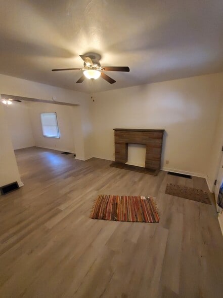 Building Photo - 610 4th Ave