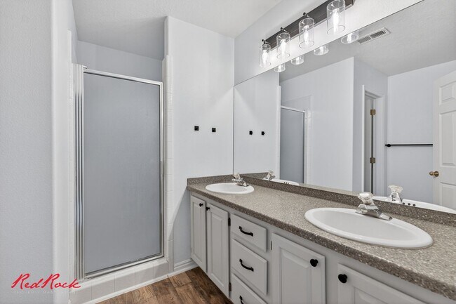 Building Photo - Conveniently Located 3 Bedroom Townhome